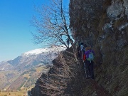 35 cengia ascendente a sinistra, attrezzata con un cavo di acciaio 